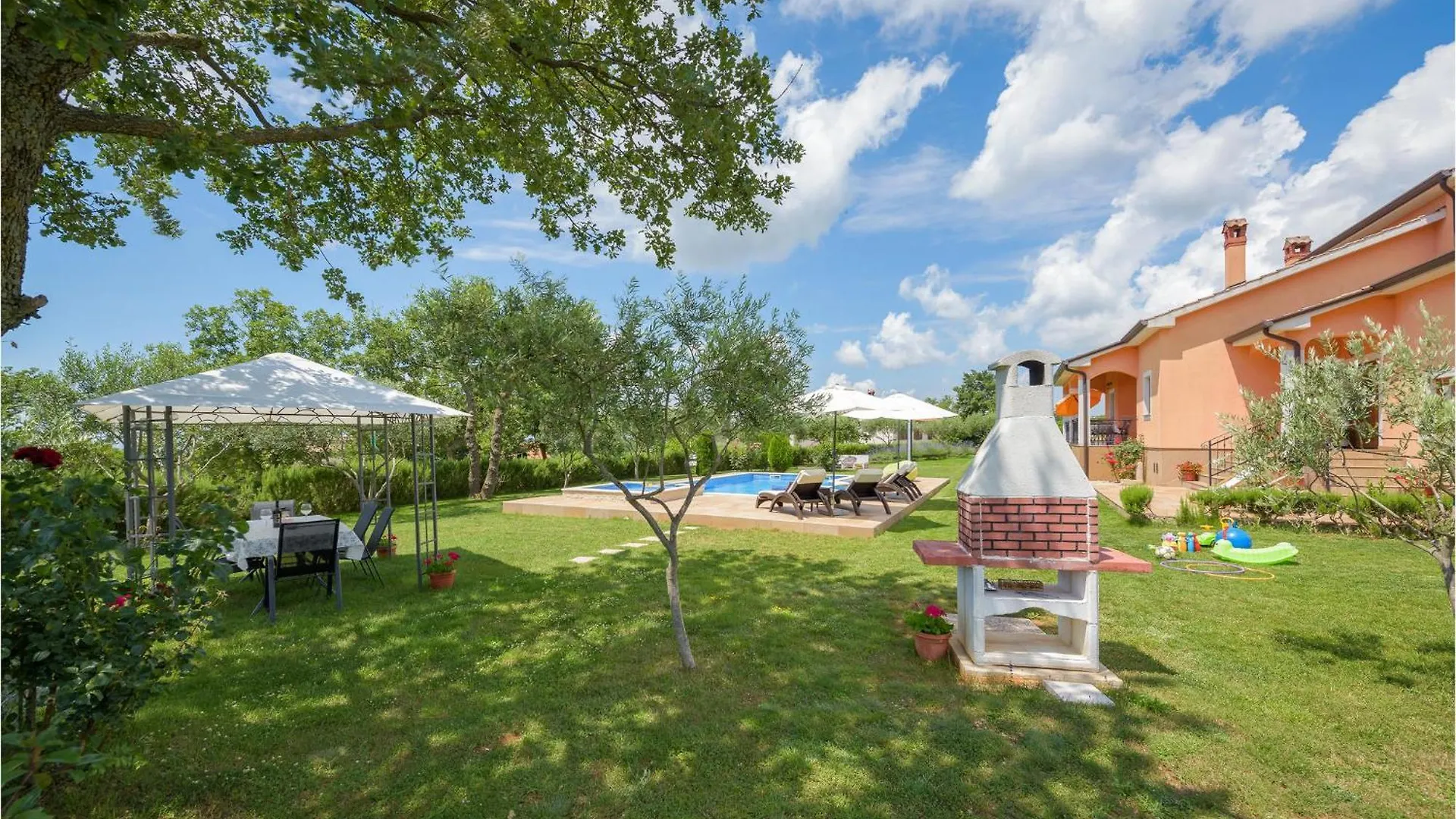Two-Bedroom Holiday Home In Tinjan 0*,