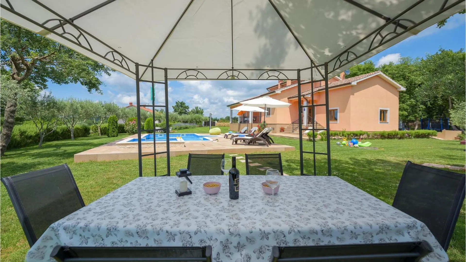 Two-Bedroom Holiday Home In Tinjan